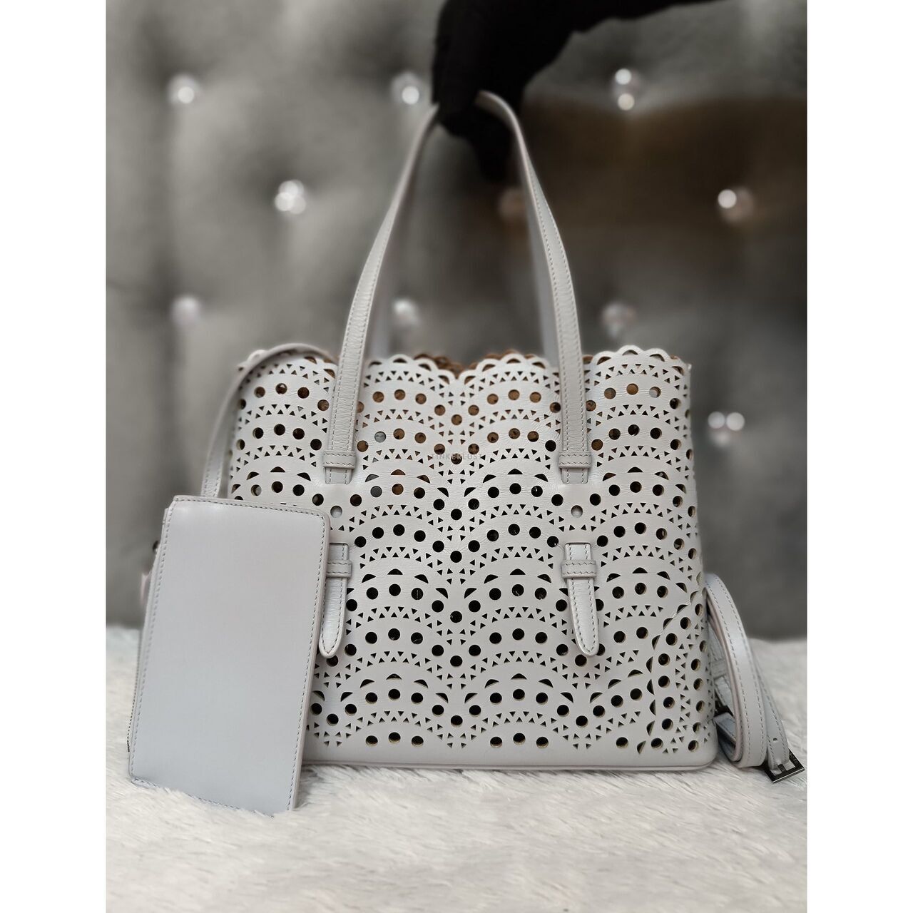 tas satchel AlaÏa Mina 25 Light Grey Small Leather Satchel
